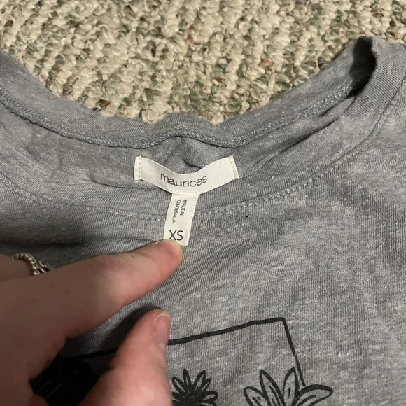 Maurices graphic tee - Picture 2 of 3